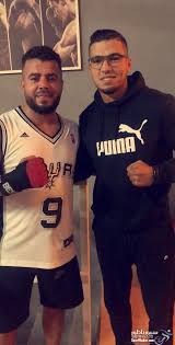 وعن محمد بن سالم قال: Ø§Ù„ÙÙ†Ø§Ù† Ø·Ø§Ø±Ù‚ ØªÙŠØªÙŠÙˆ ÙÙŠ ØµÙˆØ±Ø© ØªØ°ÙƒØ§Ø±ÙŠØ© Ø±ÙÙ‚Ø© Ø§Ù„Ù…Ù„Ø§ÙƒÙ… Ø§Ù„Ù…ØºØ±Ø¨ÙŠ Ù…Ø­Ù…Ø¯ Ø§Ù„Ø±Ø¨ÙŠØ¹ÙŠ Ø³Ø¨ÙˆØ±Ù†Ø§Ø¸ÙˆØ±