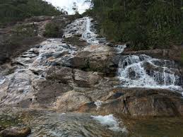 Lokasi air terjun seterusnya ialah air terjun lata kijang yang merupakan air terjun yang tertinggi di asia tenggara dengan ketinggian 850 meter. 10 Lokasi Air Terjun Sekitar Malaysia Ada Sesuatu Buat Ramai Kelu Libur