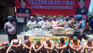 Memiliki sim b1 umum yang. Dibawa Pakai Bus Dan Ekspedisi Polres Lamsel Sita 28 3 Kg Ganja Dan 42 Kg Sabu Di Bakauheni