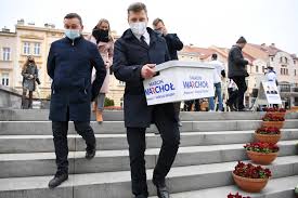 Jest absolwentem wydziału prawa i administracji uniwersytetu warszawskiego, doktorem habilitowany nauk prawnych, adwokatem. Wybory W Rzeszowie Kandydat Porozumienia Wycofa Sie I Wesprze Warchola Rmf 24