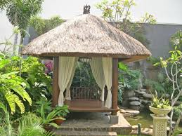 Alte gartenmauern, die über die jahre unschön werden und verwittern, kann man mit einigen maßnahmen und ideen wieder schön und kreativ gestalten. 20 Wunderschone Gartenlauben Archzine Net