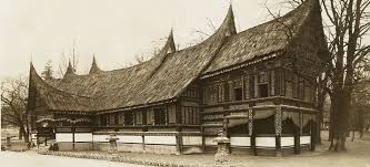 Sumatera barat memiliki rumah adat yang disebut dengan rumah gadang atau begonjong atau godang. Rumah Gadang Ikons Id