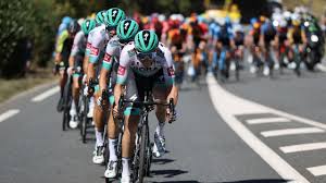 In 2021 the tour de france will take riders right across france twice, once from the northwest to the alps, and then from the alps to the southwest, taking in the route is less hilly than in recent years, and notably than the 2020 event that included multiple stages across hilly parts of southern france. Tour De France 2020 Parcours Favoris Stats Meteo Horaires Tout Savoir Sur La 10e Etape Eurosport