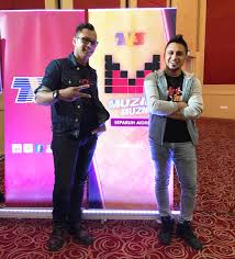 Hasrat penyanyi nabila razali untuk menyanyi di separuh akhir muzik muzik 35 (sfmm35) tidak kesampaian selepas dia dinasihatkan supaya berehat atas faktor kesihatan. Hot Fm On Twitter Pengacara Untuk Sidang Media Separuh Akhir Muzik Muzik 32 Haziq Dan Ag Sfmm32