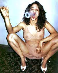 タバコを吸って息抜きしてる外国人の熟女・人妻エロ画像 - 性癖エロ画像 センギリ