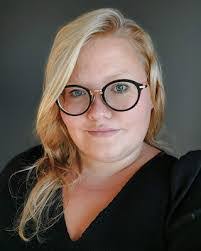 Danielle Comeau's Instagram, Twitter & Facebook