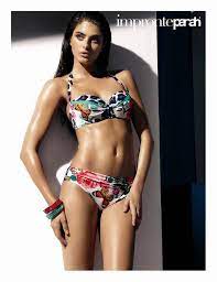 Parah presenta il nuovo catalogo di costumi da bagno 2017, una linea pensata per accompagnarci al mare, in piscina e in vacanza: Costumi Da Mare 2015 Collezione Parah Costumi Bikini Tendenze