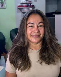 Os tons quentes e iluminados estão dominando as tendências deste ano,  trazendo naturalidade e sofisticação aos fios. Esse efeito incrível combina  nuances de mel dourado, caramelo e avelã, criando profundidade e movimento