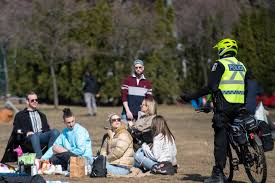 Le masque en extérieur ne restera de rigueur que dans des situations de promiscuité (file a noter, enfin, que le port du masque reste évidemment obligatoire dans les lieux clos, dont les commerces et. Masque A L Exterieur Quand Doit On Le Porter La Presse
