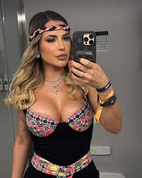 VAZOU a DR DEOLANE exibindo a buceta revealing