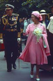 Queen Elizabeth S Silver Jubilee Photos See The Real Life Queen S Throne 25th Anniversary From The Crown