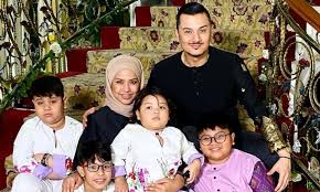 Kali ini penyanyi dan juga chef selebriti fazley yaakob mendedahkan kisah bagaimana keluarganya mungkin bagi sesetangah rakyat malaysia, apa yang didedahkan oleh pasangan suami isteri ini. Isteri Kini Pengetua Serta Guru Anak Fazley Yaakob Berhentikan Anak Anak Sekolah