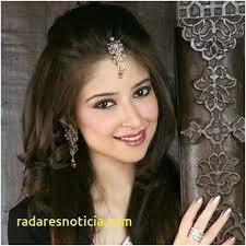 Ehrfurchtige 9 Liste Frisur Fur Indische Hochzeit Funktion Anders Aussehen Mit Den Ne In 2020 Medium Length Hair Styles Indian Bridal Hairstyles Haircuts For Wavy Hair