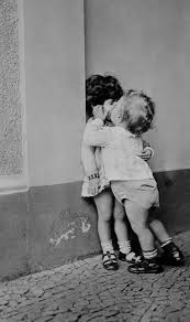Black And White Kissing Photography Black And White Kiss Kids Alte Fotografien Foto Kinder Bilder