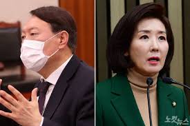 윤석열 전 검찰총장의 사퇴로, 향후 가족과 측근 수사는 어떻게 진행될지가 주목됩니다. ìœ¤ì„ì—´ ì•„ë‚´ ë‚˜ê²½ì› ì˜í˜¹ ì••ìƒ‰ ê¸°ê° ì •ì¹˜ì  ê³ ë ¤ ì—†ì–´ ë…¸ì»·ë‰´ìŠ¤