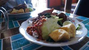 Menu pecel dengan tambahan lethok ini menjadi makanan khas kota bambu ini. Panduan Rekomendasi Kuliner Mudik Sepanjang Jalur Pantura Part Ii Kumparan Com