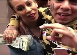Chief Keef S Baby Mama Says 6ix9ine Put 20 000 In The Gucci Fanny Pack He Bought Her Spitfirehiphop Com