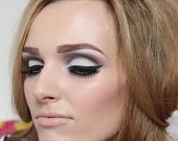 Pin De Hannah Anderson En 1960 S Fashion Maquillaje De Ojos Cabello Y Maquillaje Maquillaje Anos 20