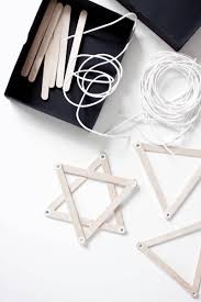 Im schlafzimmer fehlte mir eine deckenlampe und irgendwie finde ich in möbelhäusern nie hübsche und passende deckenlampen. Holzsterne Aus Eisstielen Handmade Kultur