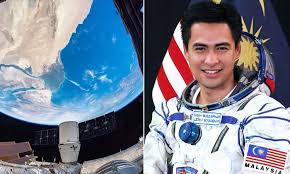 Sheikh muszaphar shukor praying in outer space (from. Ahmed Faez Page 53 Buzzkini