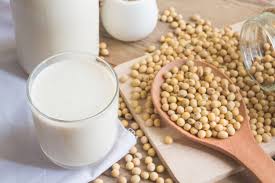 I prodotti a base di soia come il latte di soia, biscotti di soia e la zuppa di soia sono buonissime fonti che vi aiuteranno ad aumentare il seno in maniera totalmente naturale. Il Lato Oscuro Della Soia Ayurveda In Toscana