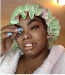 La defensora de la dictadura Castrista Cinthya Medrano García, fue  fotografíada haciendo una cola interminables para ver si alcanza para  comprar picadillo de soya . La Cintumbare dijo en la cola que