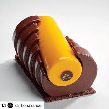 Les Chefs Patissiers De L Ecole Valrhona Ont Realise Une Buche Tout En Equilibre Autour Du Chocolat Double Fermenta Valrhona Chocolate Crazy Cakes Pastry Chef