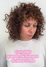 ✨ Taglio medio con frangia arrotondata su riccio ✨ Una versione modern...