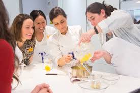 Al frente de ella sesé san martin, ha conseguido que sea un referente, montando cursos para todos los niveles y para todos los gustos. Cocina Y Emociones Sonambulistas