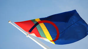 Ursprungsfolk kartor samiska nationaldagen flaggan nationalsången berättarkonst konst idrott den samiska flaggan har vajat i norge, finland, ryssland och sverige sedan 1986, då den antogs. Samerna Firar Nationaldag Efter Ett Coronaar Som Forandrade Allt Restriktionerna Vid Granserna Forsamrade Mojligheterna Till Forsorjning Inrikes Svenska Yle Fi