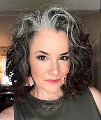 Color De Pelo Gris Lista Para Probar El Color De Moda De 2021