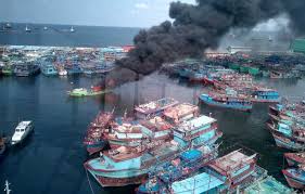 Sebuah kapal penumpang, km karya indah yang membawa 181 penumpang dan 14 kru kapal terbakar di perairan pulau limafatola, sanana, di maluku utara, indonesia. 3 Kapal Yang Terbakar Di Muara Baru Diduga Ilegal