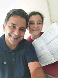 Ha sido difícil para muchos padres adaptarse a la educación virtual, sobre  todo cumplir con nuestras obligaciones al tiempo que ayudamos a los hijos.  Pero mucho más díficil para otras familias en