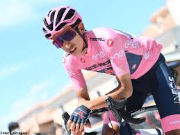 Colombia's egan bernal took control of the overall standings in the giro d'italia by extending his lead in the race to 45 seconds. El Giro De Italia Descansa Con Egan Bernal De Rosa Antes Del Sterrato Del Miercoles