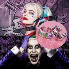 Seu nome é baseado no arlequim e foi proposto pelo coringa como um trocadilho ao seu nome original. Kit Joker Arlequina Anel Dc Esquadrao Suicida Em Promocao Ofertas Na Americanas