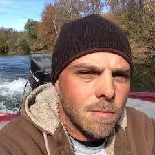 What lure is recommended for bass fishing in this spot?