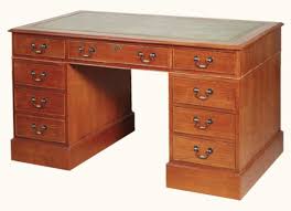 Unser team hat eine große auswahl an marken ausführlich analysiert und wir präsentieren ihnen als. Pedestal Desk Large Schreibtisch In Mahagoni Ebenfalls In Eibe Erhaltlich