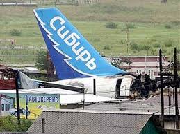 При падении самолет, задев крыльями здания складских помещений, был частично разрушен. Katastrofa A310 V Irkutske Vikipediya