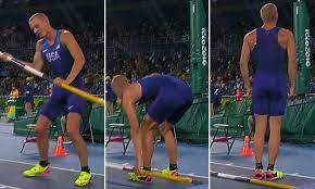 Former university of mississippi star and u.s. Sam Kendricks Halts Run Up To Stand To Attention For National Anthem Daily Mail Online