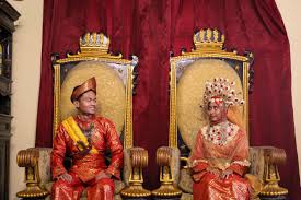 Salah satunya bisa dilihat dari pakaian adat. Baju Adat Pengantin Melayu Greatnesia