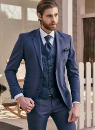 Sorridiamo compiaciuti a questa inversione di tendenza nell'universo maschile, che vede l'uomo, lo sposo, sempre più desideroso di esprimersi adeguatamente e all'altezza della situazione. Abiti Da Sposo Archivi Sposateliersposatelier