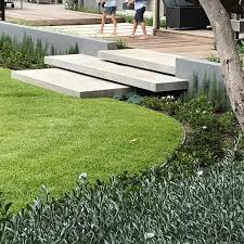 Gartentreppe Schwebend Als Ubergang Von Der Terrasse Zum Rasen Garden Stairs Backyard Garden Design Modern Garden