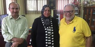 محمد يحيى الفخراني ممثل وطبيبٌ مصري، وهو فنانٌ قديرٌ ومعروفٌ في الأفلام السينمائية والدراما التلفزيونية المصرية. Ø¬ÙŠØ±Ø§Ù† ÙŠØ­ÙŠÙ‰ Ø§Ù„ÙØ®Ø±Ø§Ù†ÙŠ ÙƒØ§Ù† Ø·ÙÙ„ Ù„Ù…Ø¶ ÙˆÙ…Ø­Ø¨ÙˆØ¨ ÙŠØ­ÙŠÙ‰ Ø§Ù†ØªÙ‚Ù„ Ù…Ù† Ø§Ù„Ù…Ù†ØµÙˆØ±Ø© Ù„Ù…ÙŠØª ØºÙ…Ø± Ù…Ø¹ ÙˆØ§Ù„Ø¯Ù‡ Ø§Ù„ØµØ§Ø¦Øº ÙˆÙ…Ù†Ø²Ù„ Ø§Ù„Ø·ÙÙˆÙ„Ø© Ø³ÙŠÙ‡Ø¯Ù… Ø¨Ø¹Ø¯ Ø£ÙŠØ§Ù… ØµÙˆØª Ø§Ù„Ø£Ù…Ø©