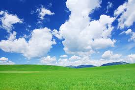 Paysage Avec Champs Verts, Ciel Bleu Et Nuages Blancs En Arrière-plan  Banque D'Images et Photos Libres De Droits. Image 120477557