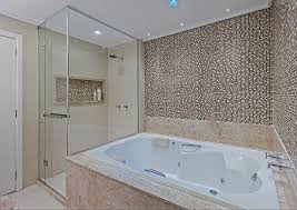 Suite De Casal Em Tons Neutros Com Dois Closets Confira Todos Os Detalhes Decoracao Banheiro Banheiro Casal E Armario Casal