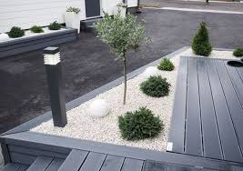 Amenajari gradini pentru fiecare tip de teren si zona geografica! Piatra Decorativa Un Material Ieftin Ideal Pentru Amenajarea Gradinii Amenagement Paysager Devant Maison Decoration Jardin Exterieur Idee Amenagement Jardin