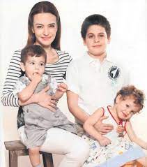 Bu evliliğinden otizm hastalığına sahip, 1998 yılında bir oğlu dünyaya gelmiştir. Deniz Ugur Ile Reha Muhtar In Ikizleri Buyudu Mina Deniz Ile Poyraz Deniz In Babalarina Olan Benzerligi Dikkat Cekti Galeri Takvim