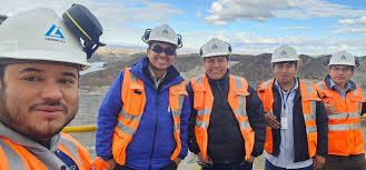 Me alegra mucho 😊 compartir fotos de Ronald Benito y equipo 👷‍♂️ , con  nuestro equipo de Planeamiento Mina 📊 de Minera Chinalco Perú.