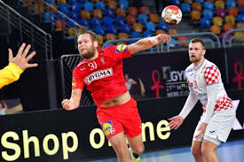 تعرض كريستيان إريكسن لاعب منتخب الدنمارك غادرت القاهرة بعثة منتخب الدنمارك لكرة اليد الحاصل على بطولة كأس العالم لكرة اليد للرجال، اليوم الاثنين، على متن رحلة. Ù„Ø§Ø¹Ø¨ Ø§Ù„Ø¯Ù†Ù…Ø§Ø±Ùƒ Ø¹Ù„ÙŠÙ†Ø§ Ø§Ø³ØªØºÙ„Ø§Ù„ ØµØ¯Ù…Ø© Ù…ØµØ± ÙŠÙ„Ø§ÙƒÙˆØ±Ø©