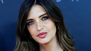 La dedicación absoluta de Sara Carbonero hacia su madre, Goyi Arévalo, en  Madrid: por qué la casa de su pueblo está "cerrada"